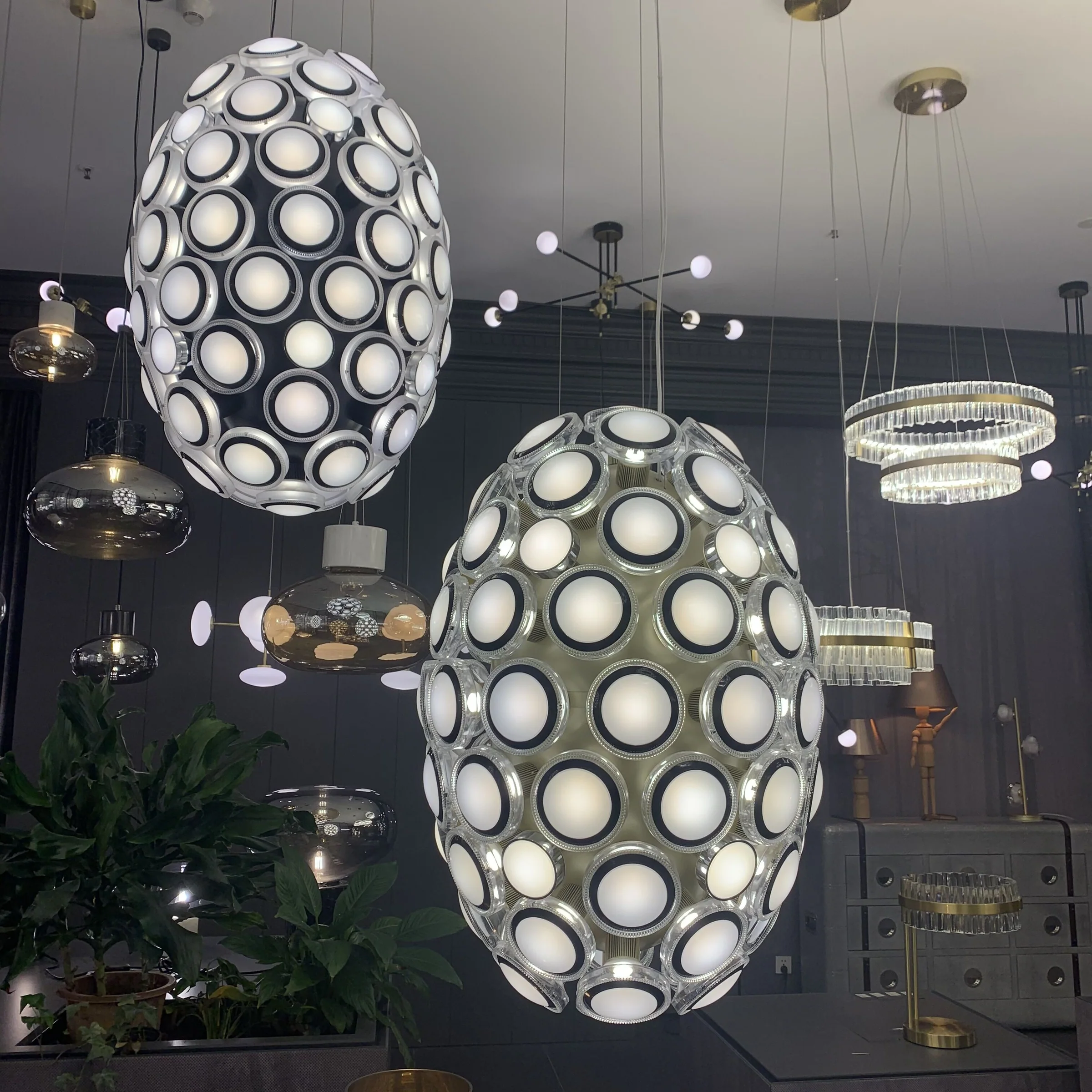 Modern Art Egg-shaped Chandelier Iconic Eyes LED Pendant Light For Dining Room/Living Room