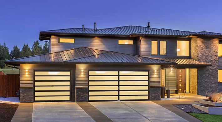 The Horizon – Contemporary Aluminum & Horizontal Glass Garage Door